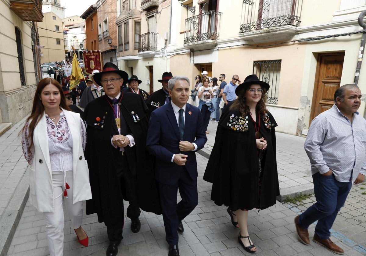 Vicente Vallés acompañado por representantes de la Cofradía del Vino de la Ribera del Duero y autoridades.