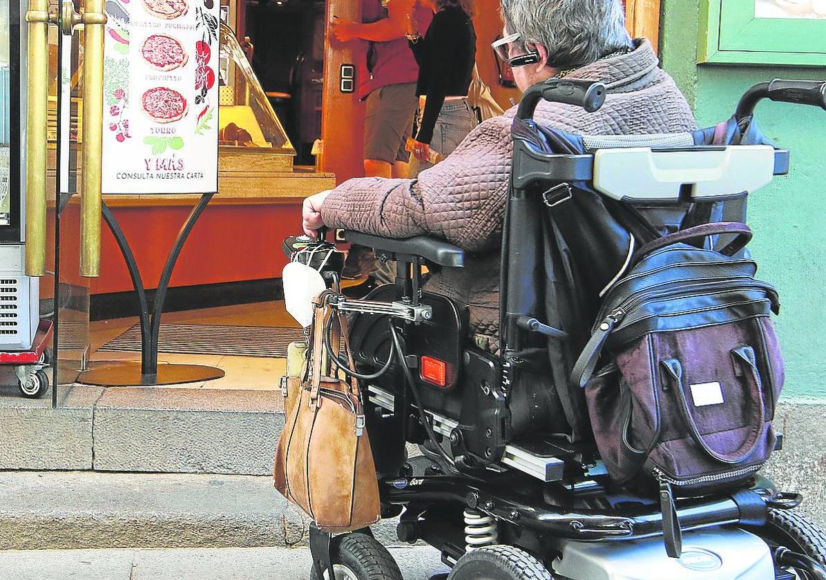 Imposible salvar dos escalones así para acceder a este comercio.