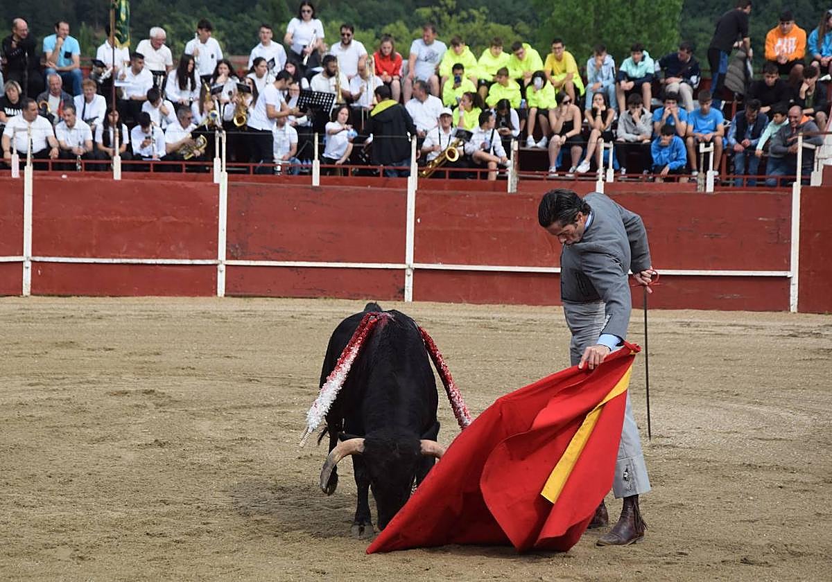 Canales Rivera, en su faena a uno de los novillos.