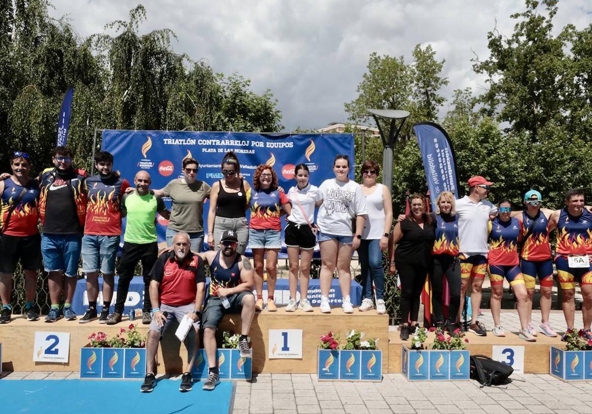 Los organizadores del Triatlón de Las Moreras posan en el pódium.