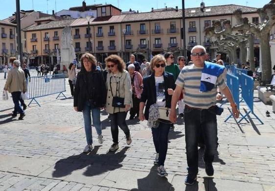 Un grupo de turistas pasea por la Plaza Mayor de Palencia.