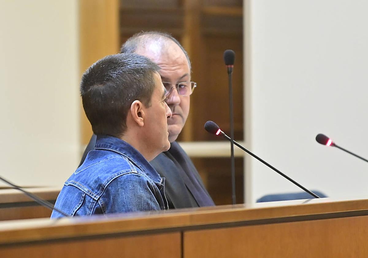 El acusado, junto a su letrado, ejerce su derecho a la última palabra antes de la sentencia.