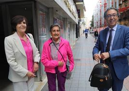 Blanca Estrella Ruiz, en el centro, con Margarita Calle y Luis Antonio Calvo.