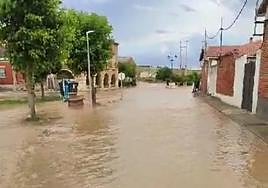 Estado en el que han quedado algunas calles de La Seca tras el aguacero.