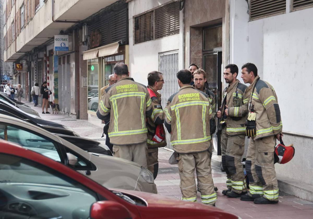 Los bomberos, en la calle Esteban García Chico.