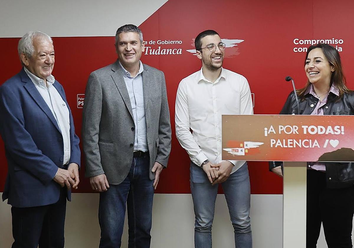 Aparicio, a la izquierda, con otros candidatos y la secretaria general del PSOE en Palencia, Miriam Andrés.