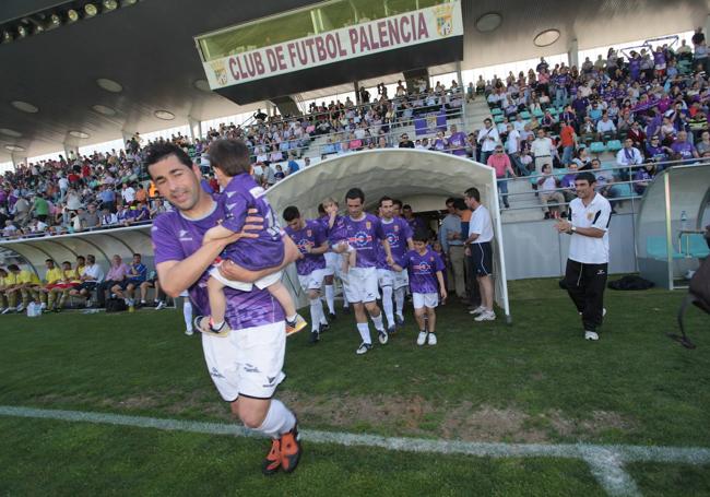 Pelayo, capitán del CF Palencia, lidera la salida del equipo a La Balastera para medirse al Real Jaén, en la fase de ascenso a Segunda División, en el 2010.