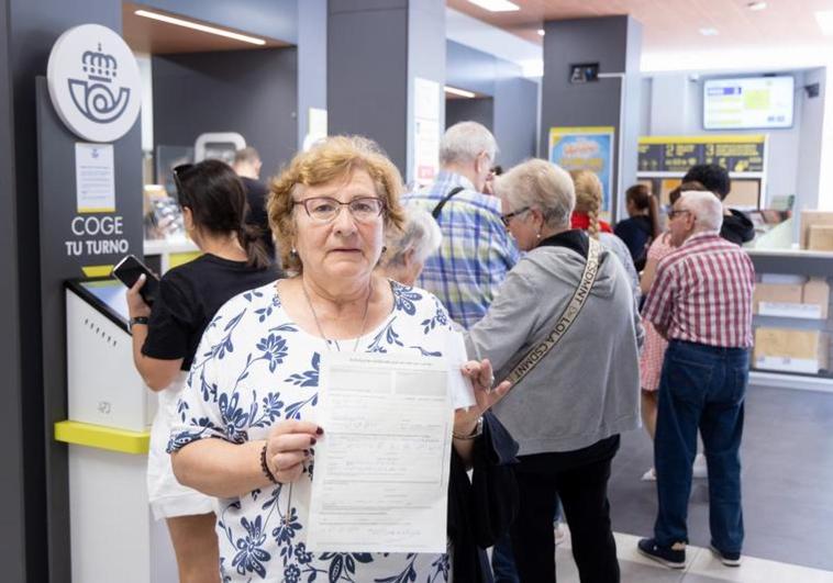 María José de la Fuente muestra el formulario para solicitar el voto postal.