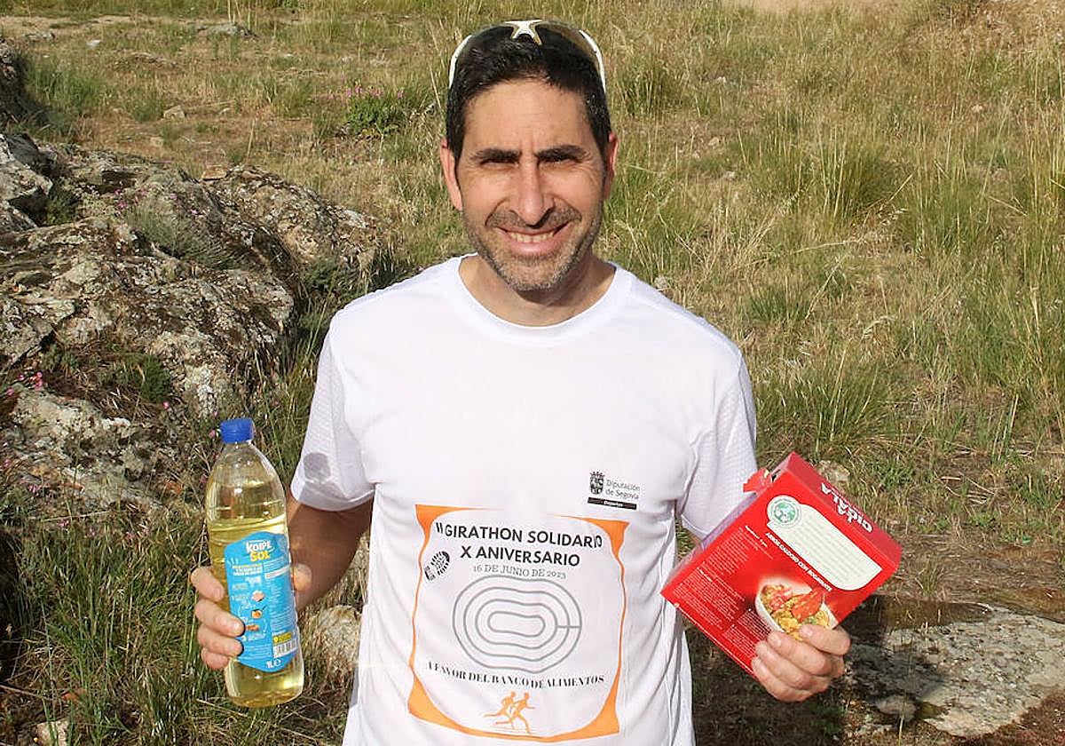 David Mora, con la camiseta conmemorativa del Girathon Solidario.