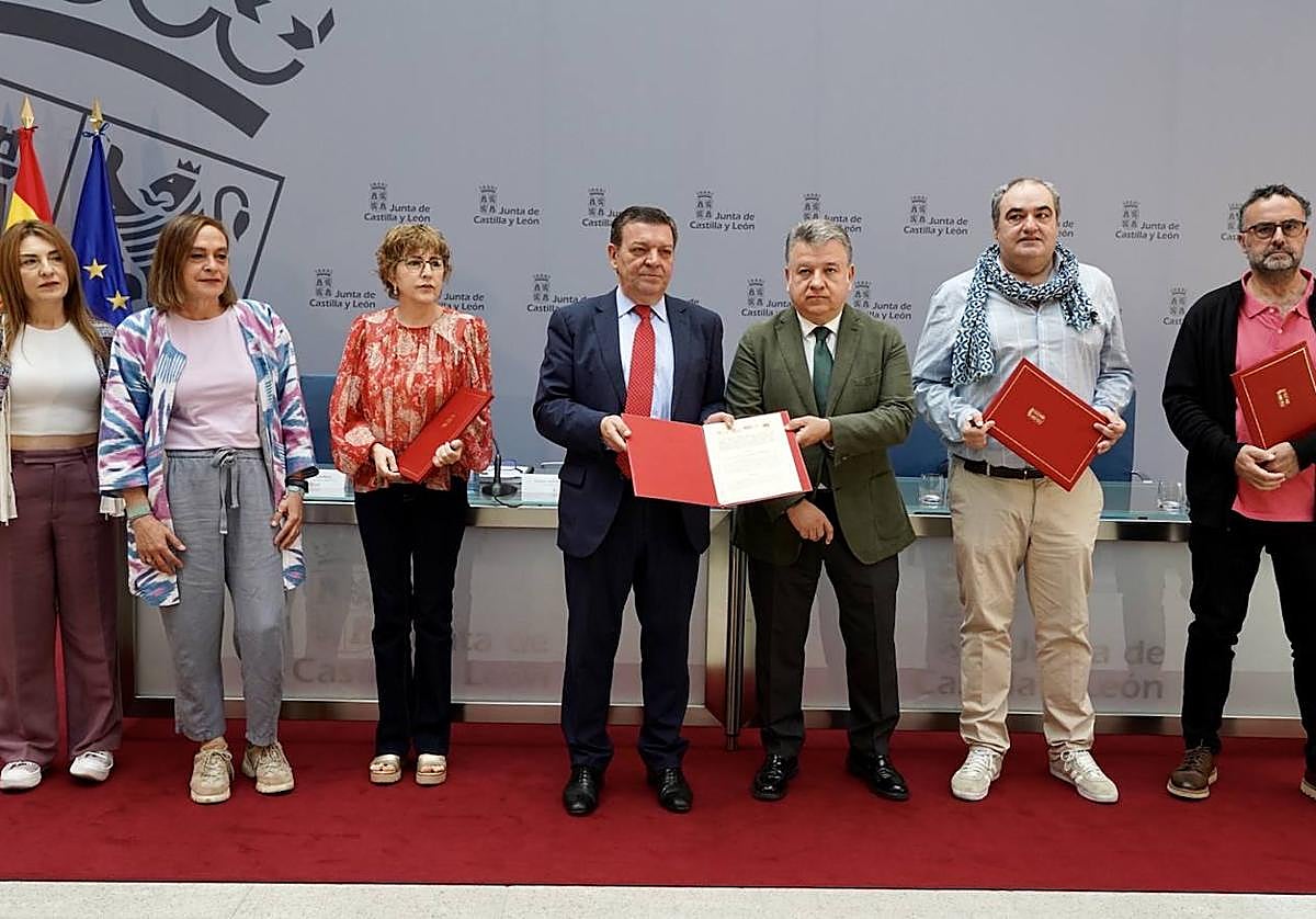 El consejero de Presidencia, Luis Miguel González Gago, este lunes junto a representantes sindicales.