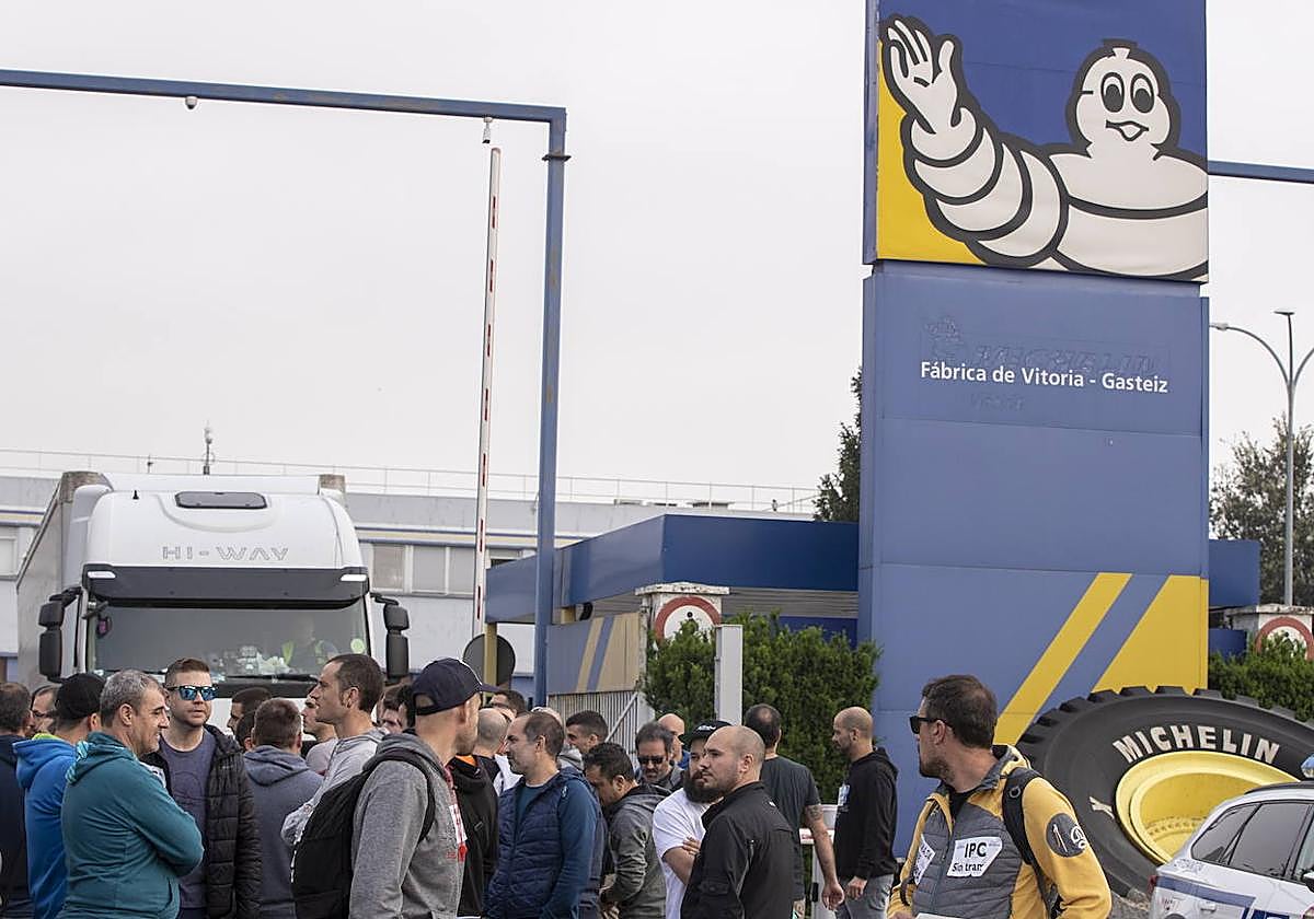 Cientos de trabajadores de la factoría de Michelin Vitoria se manifiestan ante la fábrica