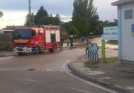 Los bomberos de la Diputación limpian de fango una de las zonas afectadas de La Seca.