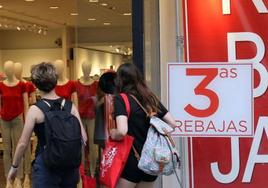 Rebajas en el comercio de la zona centro de Valladolid.