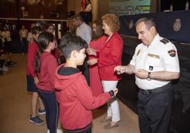 Entrega de los carnés de ciberexpertos, este martes, en el IES Andrés Laguna.