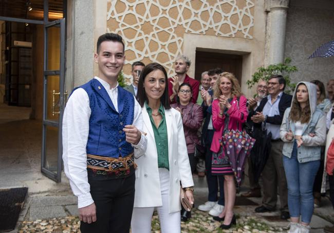 El alcalde de las fiestas, Alejandro Corral, llega al patio de la Casa de Andrés Laguna.