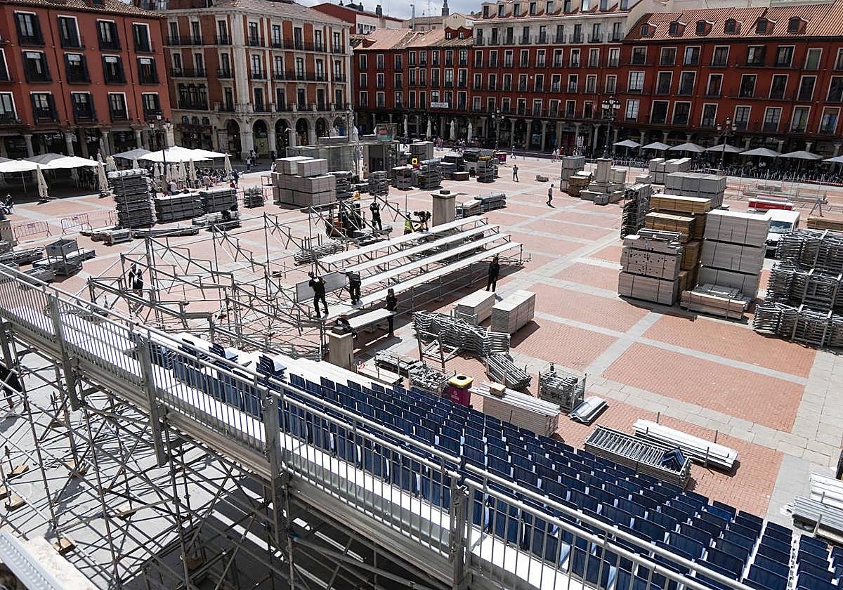 Los operarios montan las gradas que albergarán a los espectadores del campeonato.