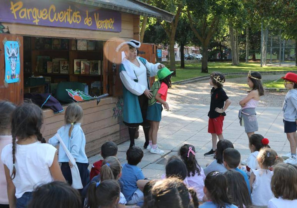 Un cuentacuentos en una biblioteca de verano.