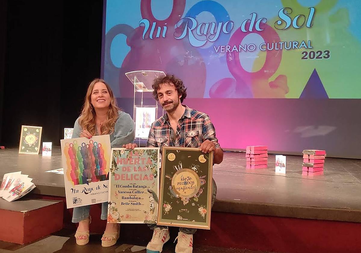 La concejala Laura Lombraña y el promotor musical Juan Cruz Pascual presentan el Veran Cultural.