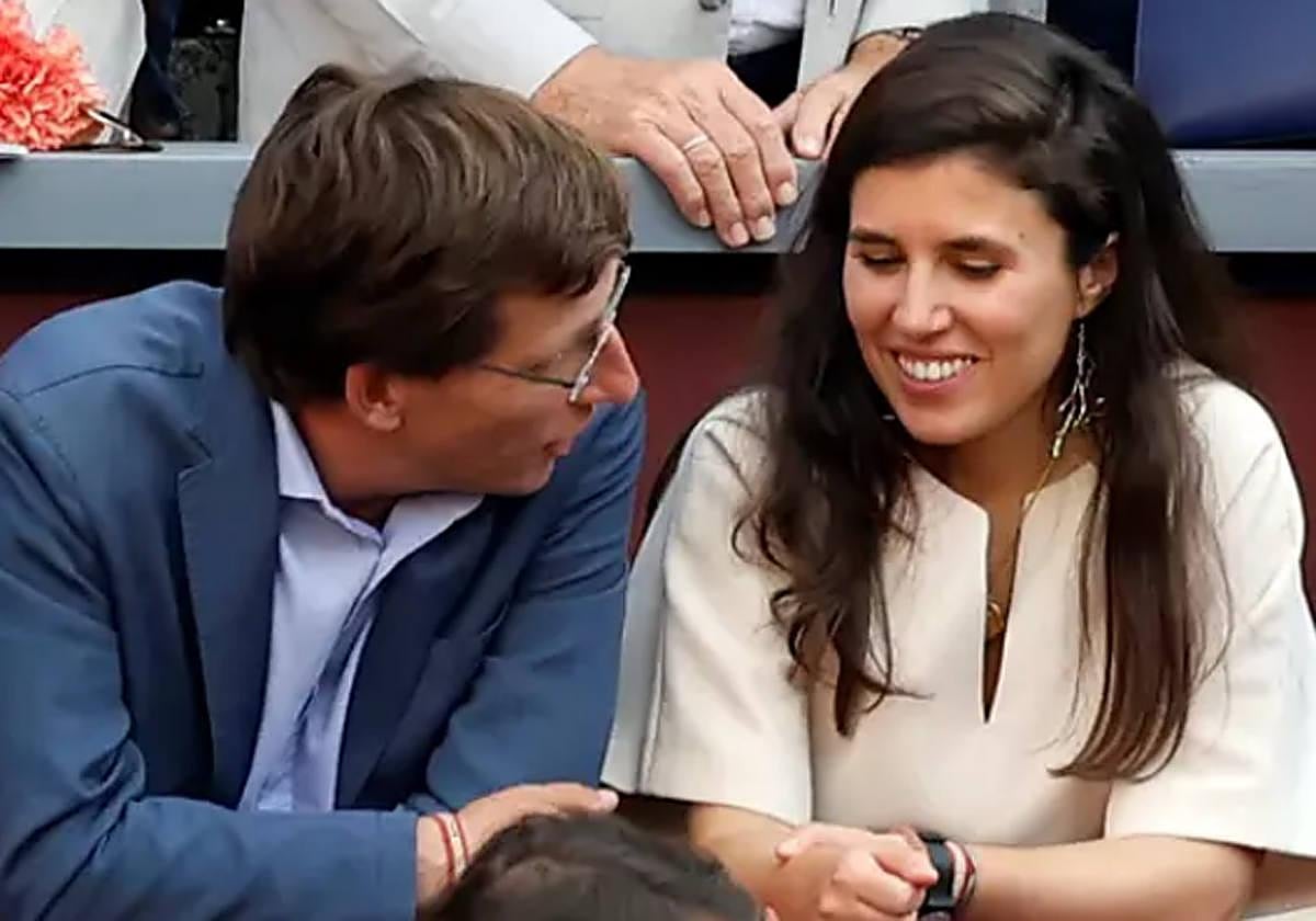 José Luis Martínez-Almeida con Teresa Urquijo en Las Ventas.