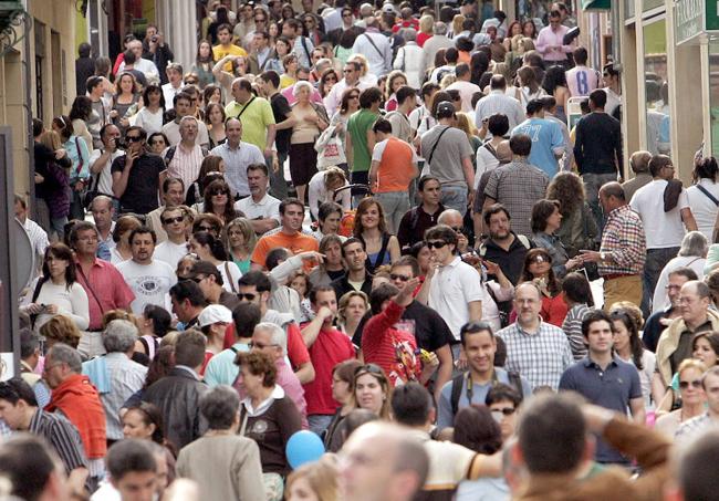 Cientos de turistas, en la Calle Real de Segovia.