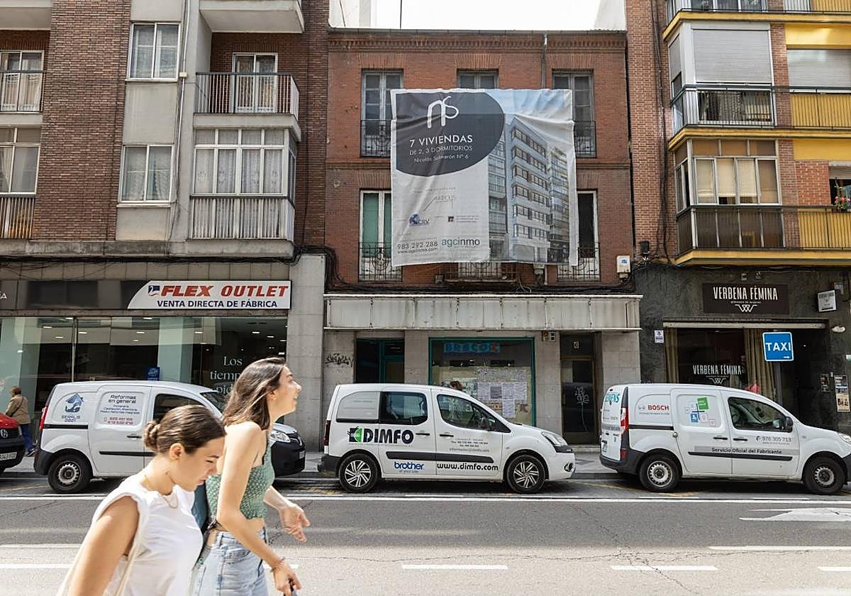 Edificio ubicado en el número 6 de la calle Nicolás Salmerón.