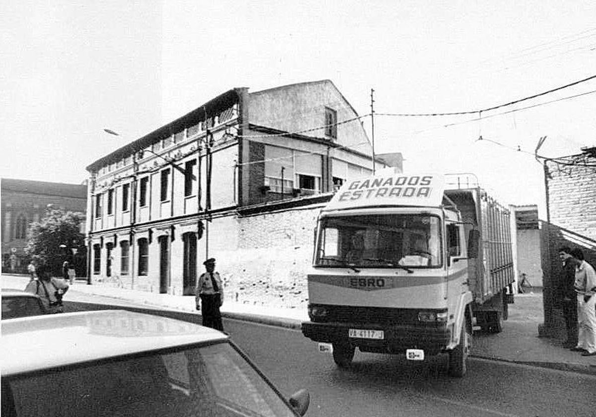 Vaquería en la calle Puente la Reina, en Pilarica (al fondo se ve la parroquia), donde se encuentra el actual centro cívico.