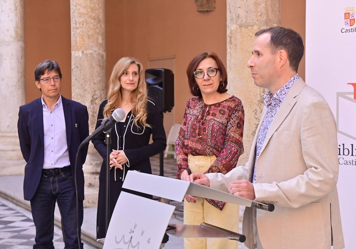 Nunilo Gato, alcalde en funciones de Tiedra; Mar Sancho, viceconsejera de Acción Cultural, y Ludmila Shevyakora y Alfredo Gómez, organizadores del ecofestival de Tiedra.