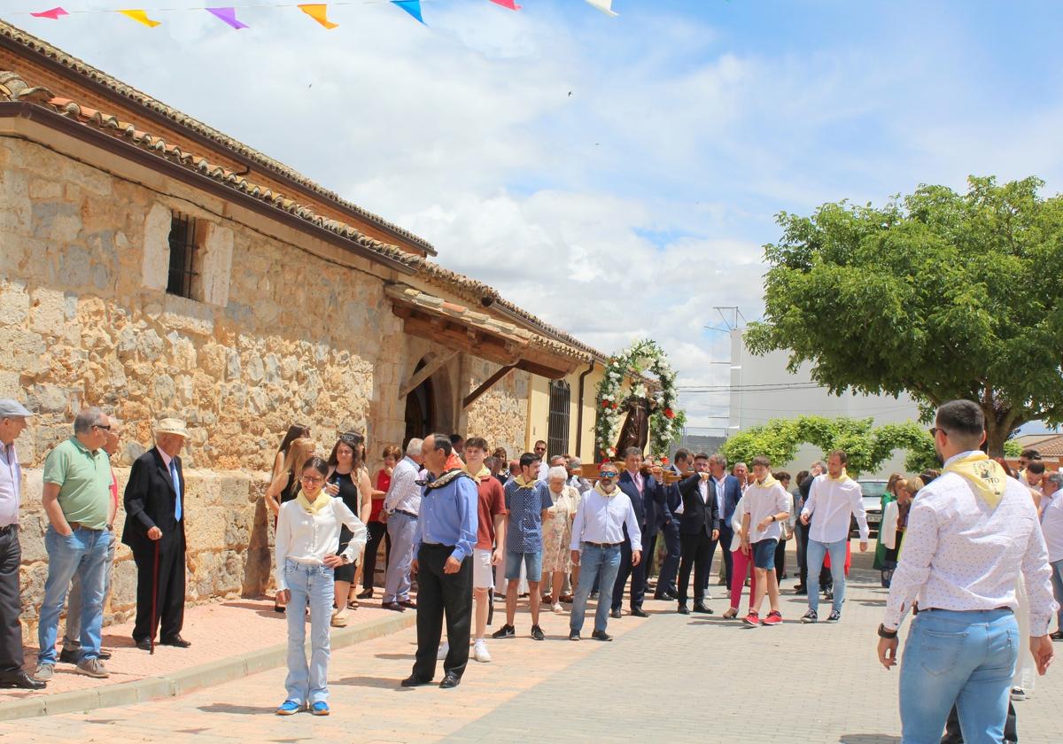 Procesión en el entorno del templo, en Soto de Cerrato.