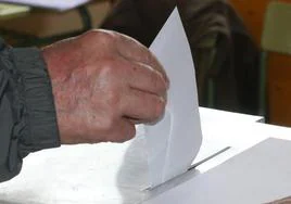 Un hombre deposita la papeleta con su voto en las pasadas elecciones del 28 de mayo.