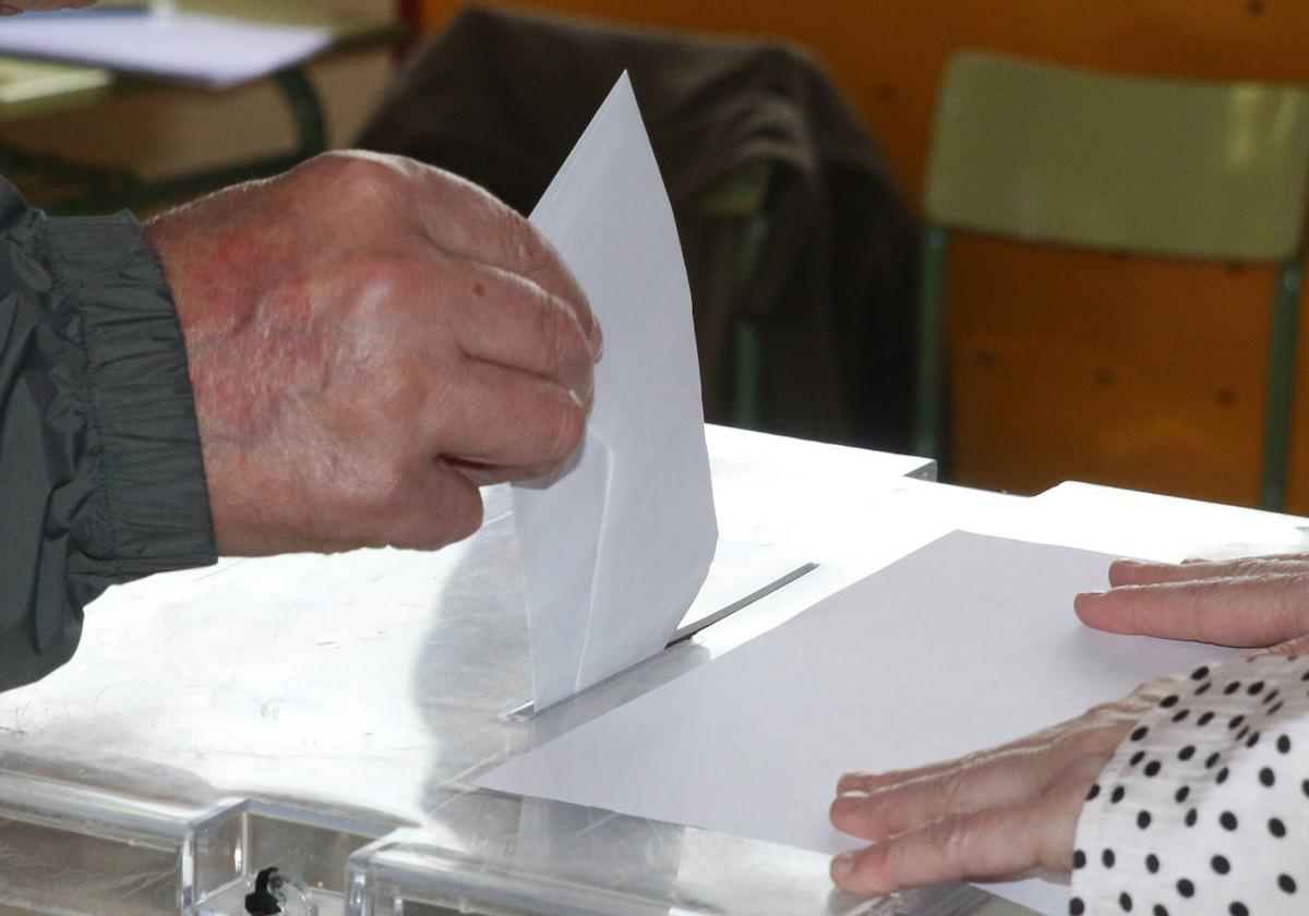 Un hombre deposita la papeleta con su voto en las pasadas elecciones del 28 de mayo.