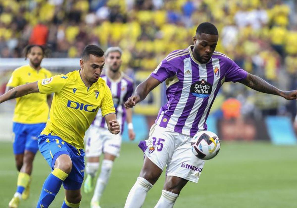 Larin controla el balón ante Escalante durante el partido Cádiz-Real Valladolid de la temporada recién concluida.