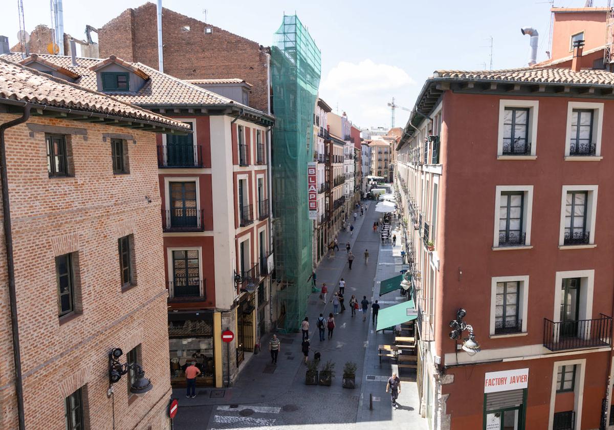 El número 18 de la calle Platerías está cubierto ahora con un andamio y una malla de color verde.