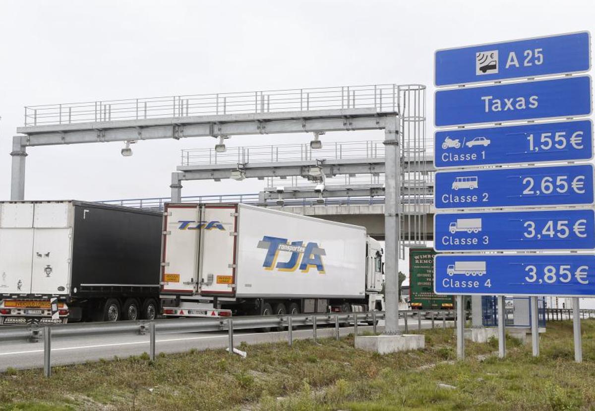 Varios camiones circulan por carreteras de Portugal.