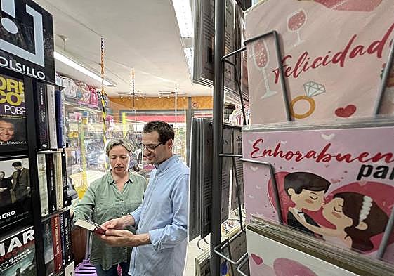 Susana Ruesgas y Daniel Soria en su librería-kiosco 'El Pasaje'