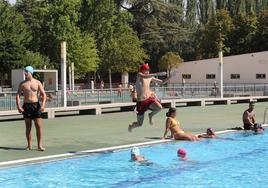 Usuarios de las piscinas del Sotillo el verano pasado.