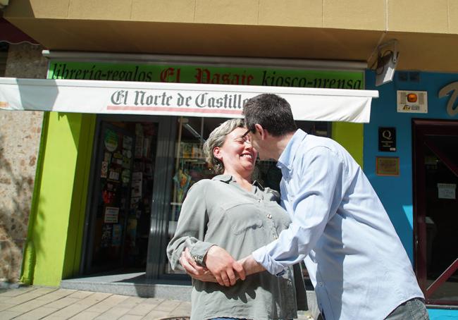 Daniel besando a Susana frente al negocio que regentan juntos