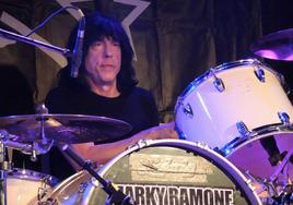 Marky Ramone, durante un concierto.