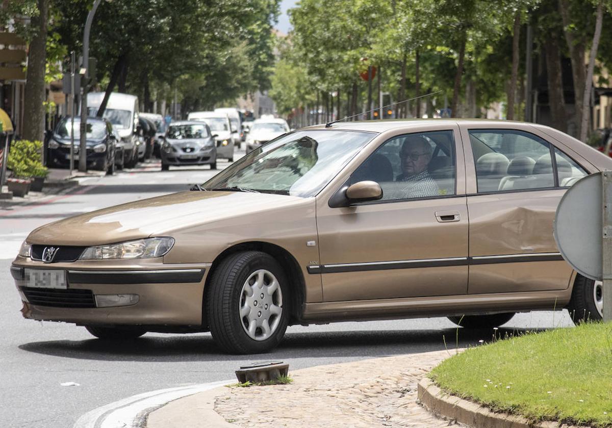 Una persona mayor conduce un coche en una calle de Segovia.