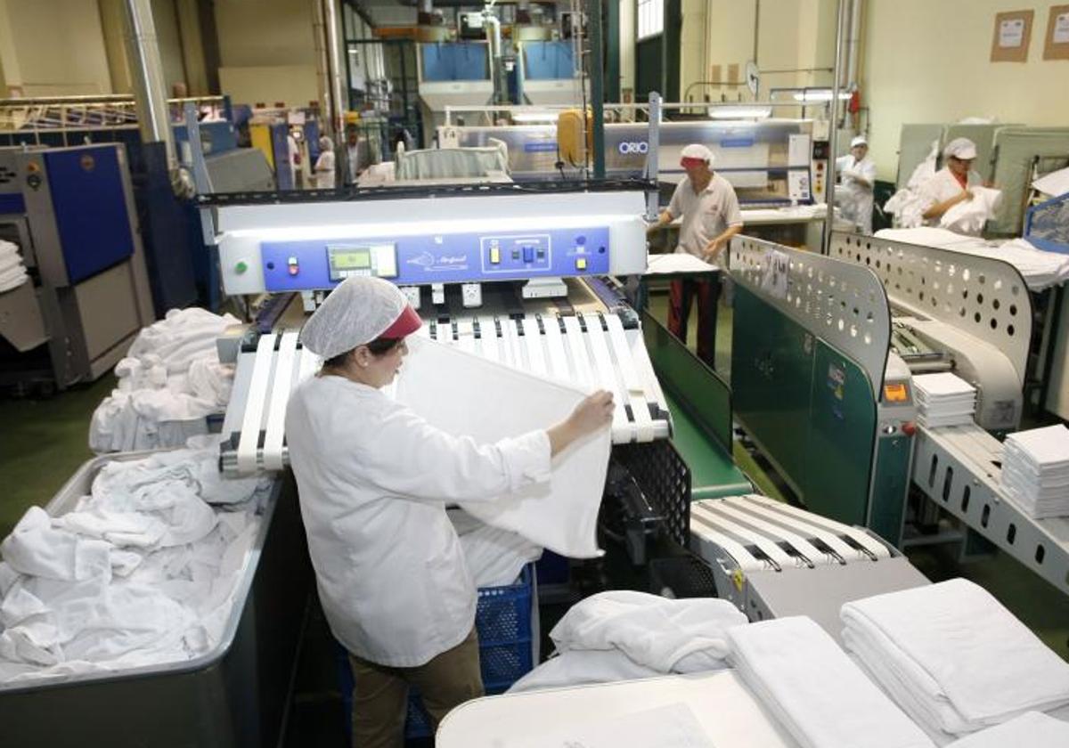 Trabajadores en una lavandería industrial.