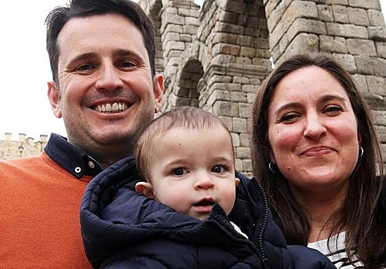 La pequeña Emma junto a sus padres Daniel Lafora y Ana Ayuso.