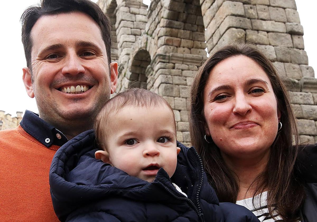 La pequeña Emma junto a sus padres Daniel Lafora y Ana Ayuso.