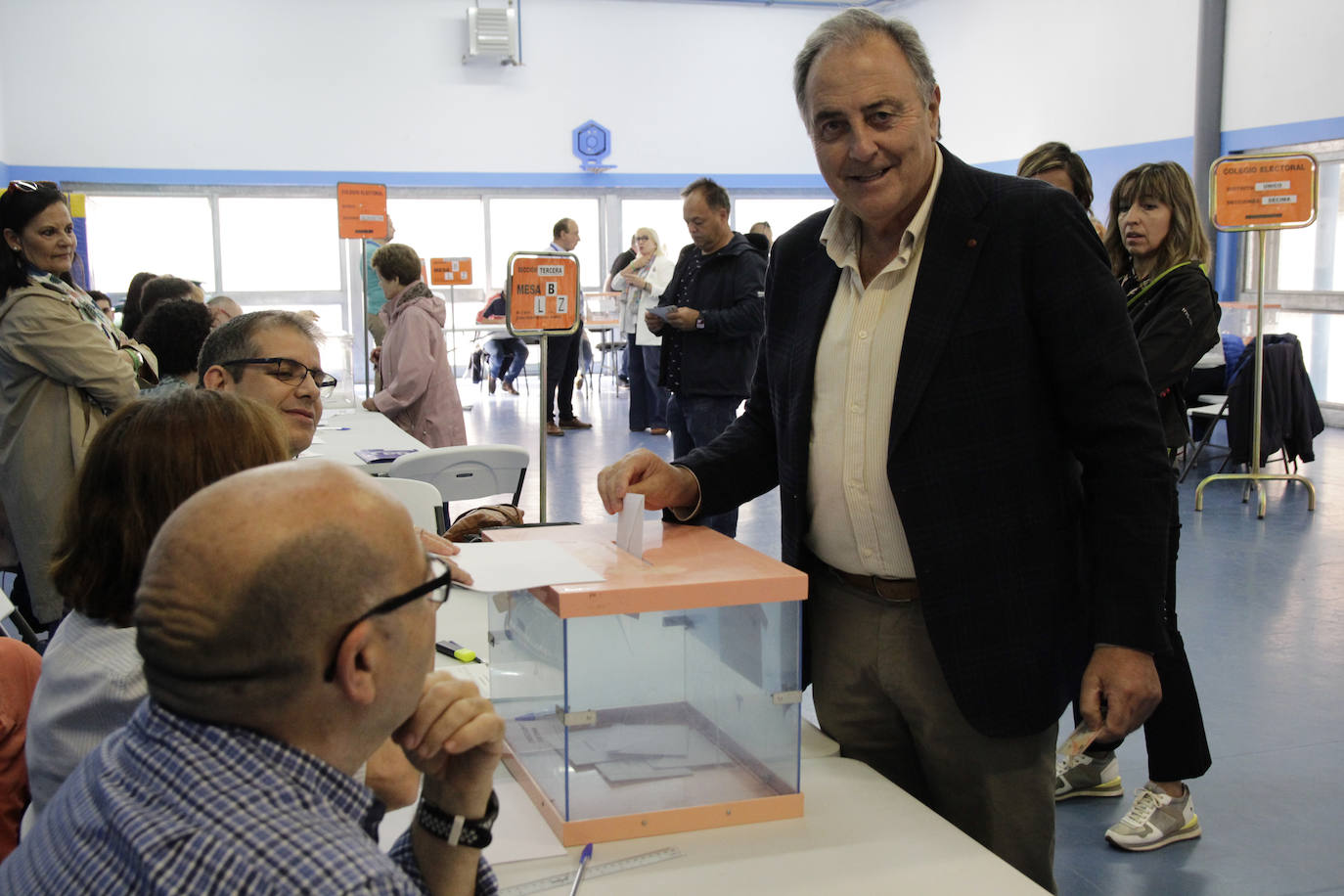 Avelino Álvarez, futuro alcalde de Laguna, vota en las elecciones del pasado 28 de mayo.