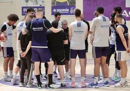 Paco García charla con sus jugadores al final del entrenamiento del pasado jueves.