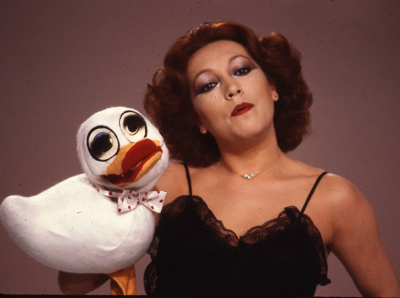 Mari Carmen ha conquistado durante décadas el cariño del público con sus inolvidables personajes de marionetas. En la imagen, con el pato Nícol, en 1980.