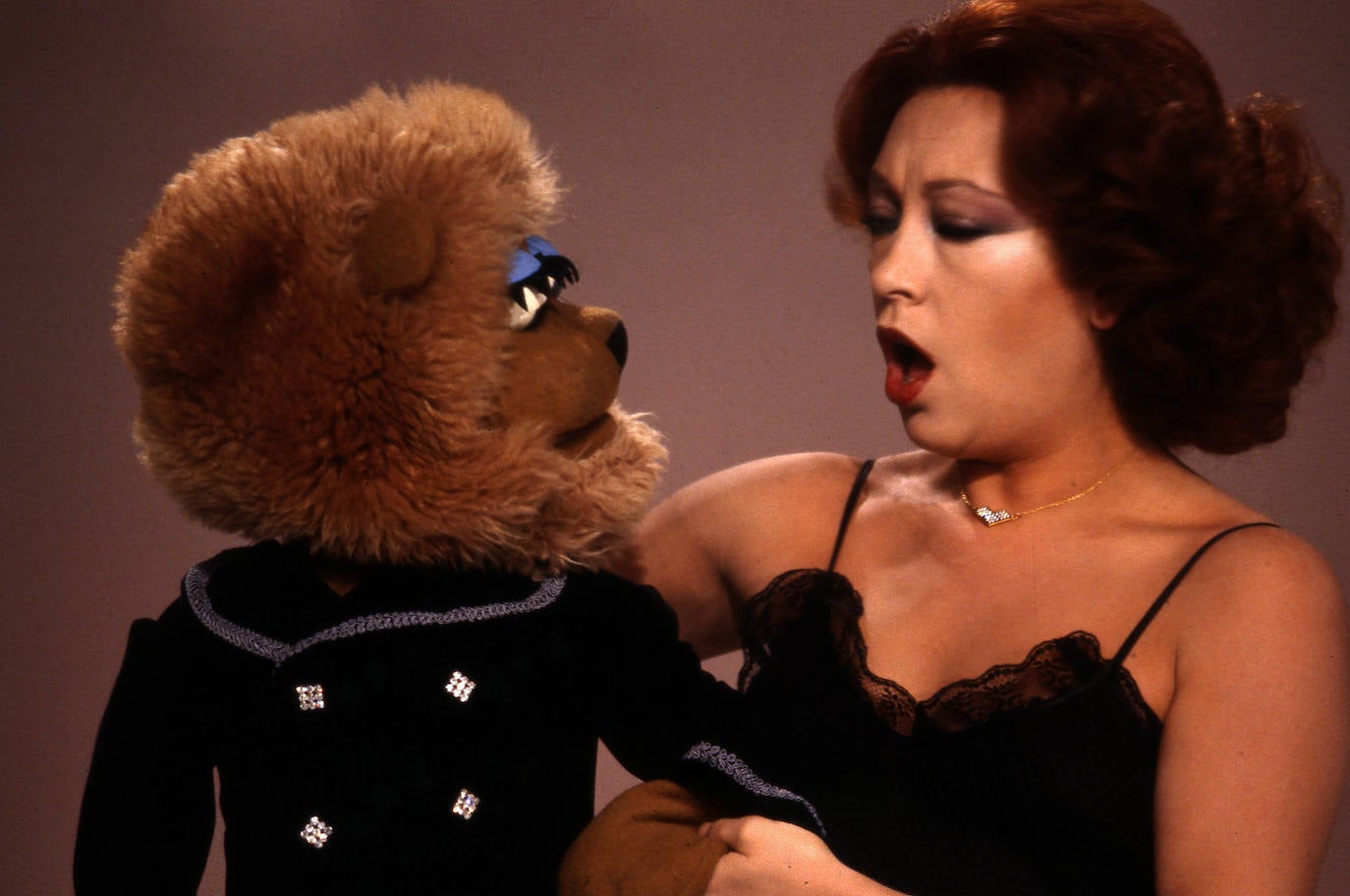 Mari Carmen con Rodolfo, el león sensible y delicado y posiblemente la marioneta más entrañable de la humorista. La imagen corresponde al año 1979.