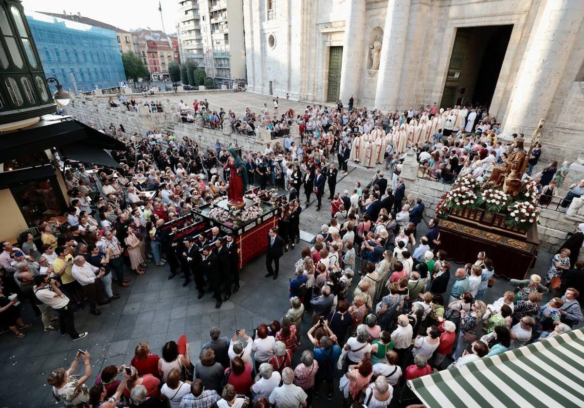 Cofrades, pasos y fieles se unieron en la entrada de la Catedral de Valladolid.