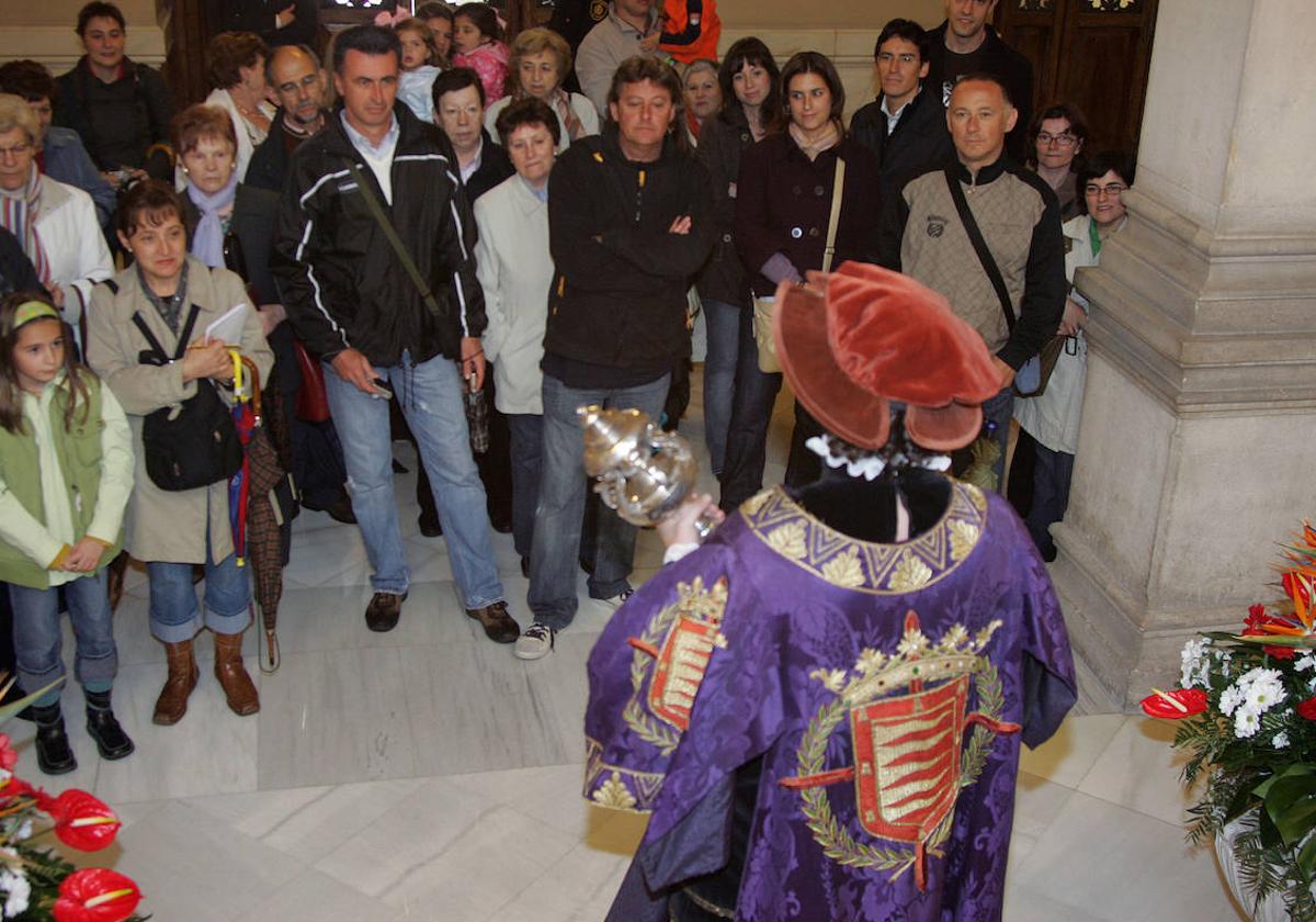 Los maceros de Valladolid y el señor con traje