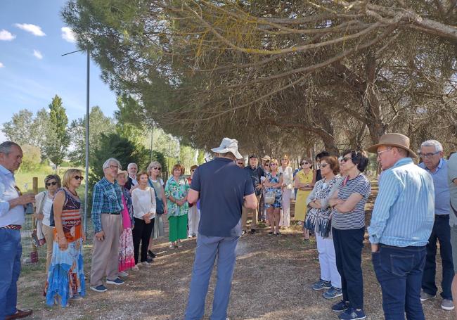 Los egresados durante su visita, este viernes, al yacimiento de Pintia