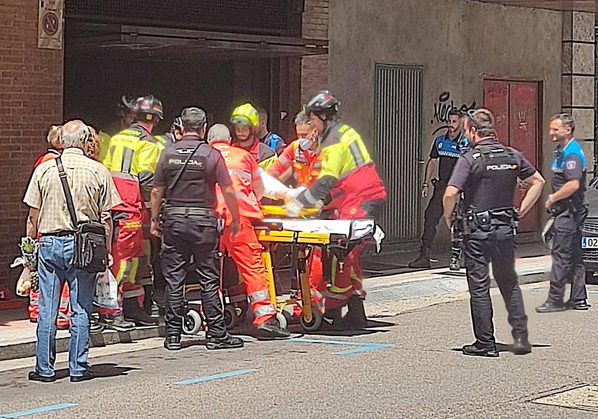 Los servicios sanitarios trasladan a la víctima.