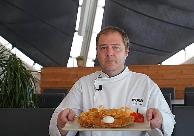 Iván Godoy, jefe de cocina de Ríoluz con su cachopo finalista del concurso mundial